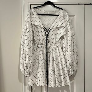 Caroline constas size M white with black polka dots, puff sleeve